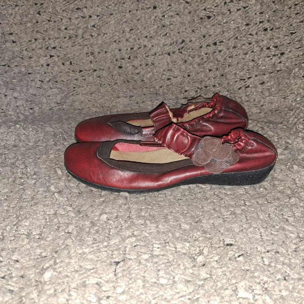 TAOS-Mary Jane Ballet Flat Size-Red Leather Flower Strap-SZ 37-Excellent